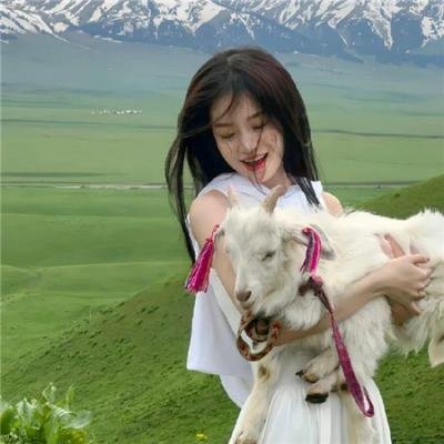 戴流苏耳环的少女